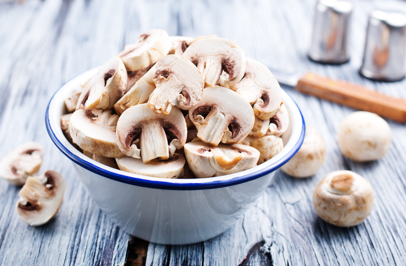 raw mushrooms in bowl, mushrooms redy for cooking