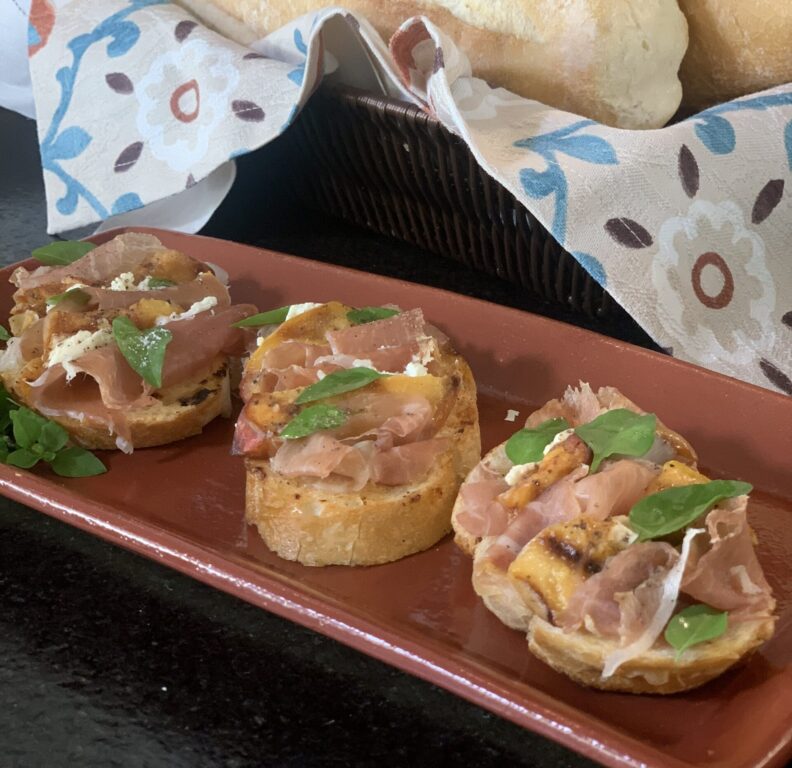 Bruschetta de Presunto Cru com Pêssego e Mel