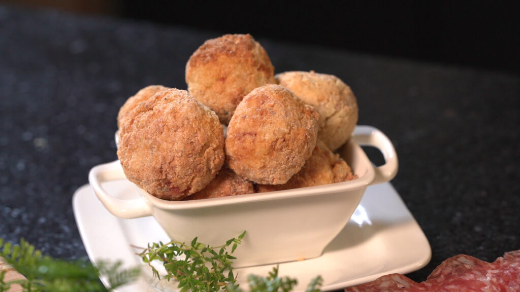 Bolinho de Arroz com Salame e Queijo