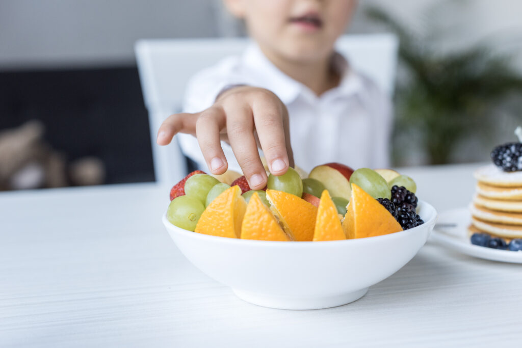 Dicas para seu filho comer mais frutas, legumes e verduras