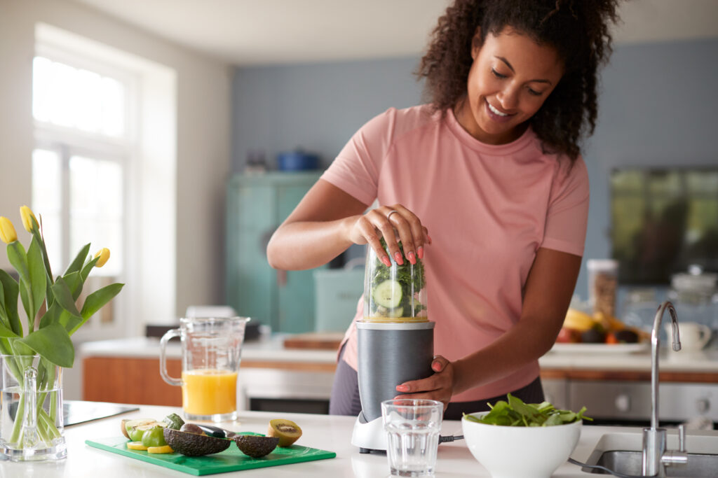 Mulher preparando vitamina para aumentar a imunidade