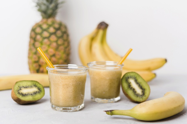 Vitamina de banana, abacaxi e kiwi